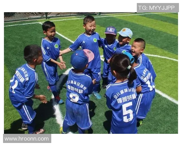 足球巨星萌娃萌态十足引人注目，未来球场之星的初现风采